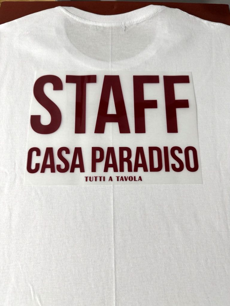 Estampado DTF remera blancapara el staff Casa Paradiso