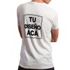 modelo con remera personalizada blanca ilustrativa estampa espalda adultos hombre - FL Fábrica de Ropa