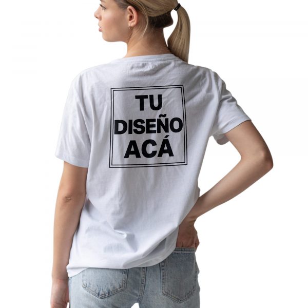 modelo con remera personalizada blanca ilustrativa estampa espalda adultos mujer - FL Fábrica de Ropa