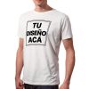modelo con remera personalizada blanca ilustrativa estampa frente adultos hombre - FL Fábrica de Ropa