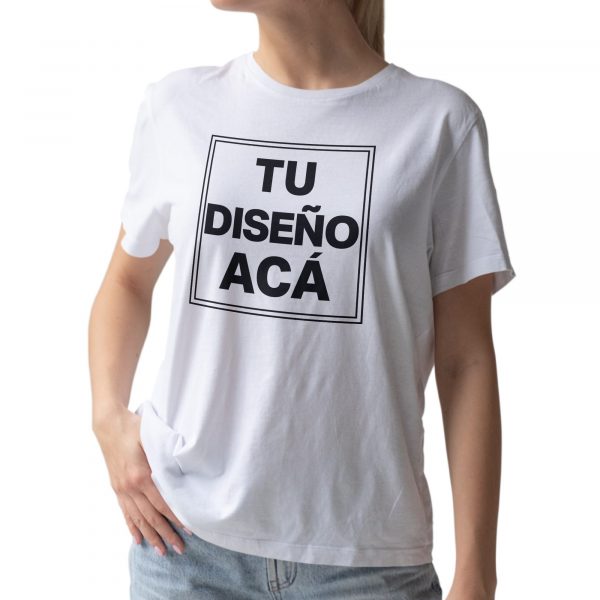 modelo con remera personalizada blanca ilustrativa estampa frente adultos mujer - FL Fábrica de Ropa