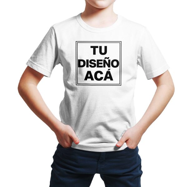 modelo con remera personalizada blanca ilustrativa estampa frente niños - FL Fábrica de Ropa