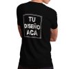 modelo con remera personalizada negra ilustrativa estampa espalda adultos hombre - FL Fábrica de Ropa