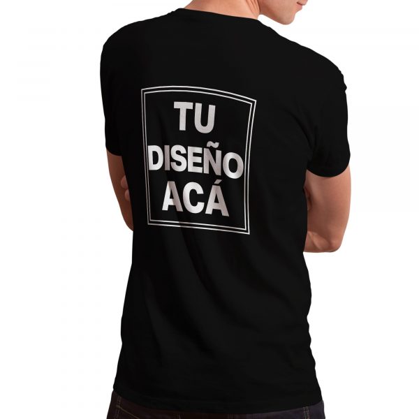 modelo con remera personalizada negra ilustrativa estampa espalda adultos hombre - FL Fábrica de Ropa