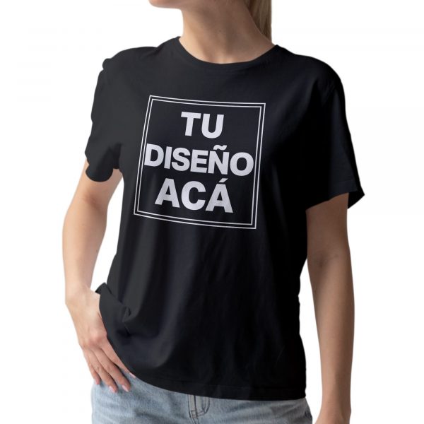 modelo con remera personalizada negra ilustrativa estampa frente adultos mujer - FL Fábrica de Ropa
