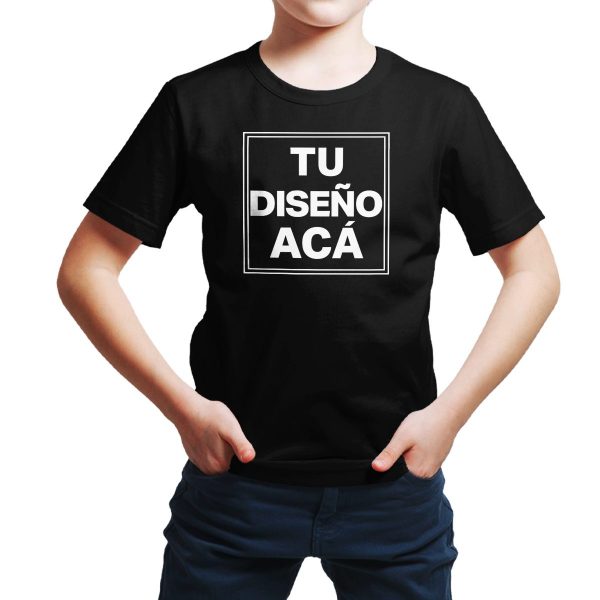 modelo con remera personalizada negra ilustrativa estampa frente niños - FL Fábrica de Ropa