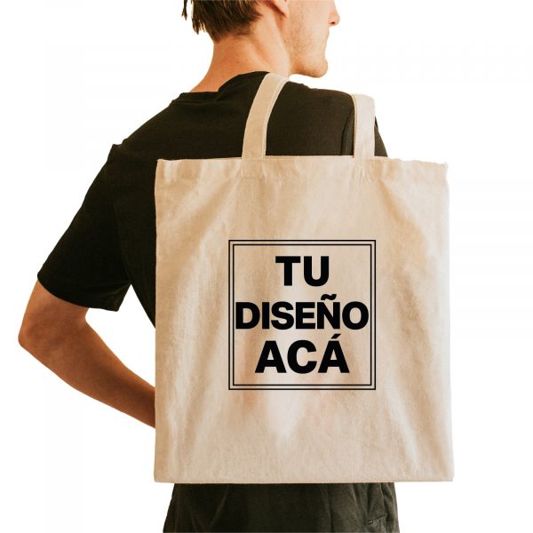 Modelo hombre llevando Tote Bag Personalizada o Bolsas de Lienzo por FL Fábrica de Ropa