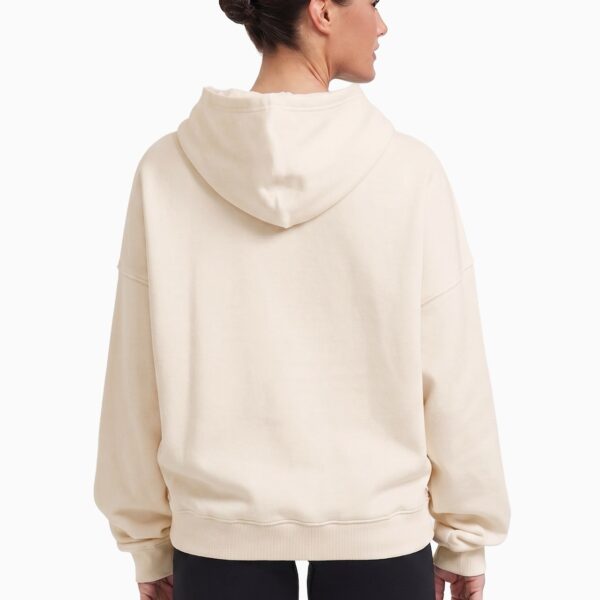 buzo oversize personalizado con dtf, color blanco off white (también conocido como beige, crema o blanco hueso), frisa invisible, algodón 100%, hecho en fl fábrica de ropa.