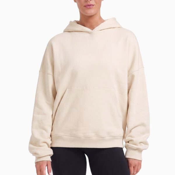 buzo oversize personalizado con dtf, color blanco off white (también conocido como beige, crema o blanco hueso), frisa invisible, algodón 100%, hecho en fl fábrica de ropa.